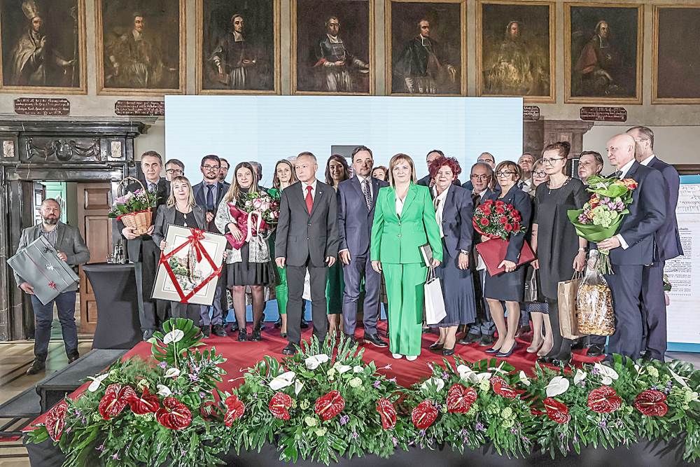 Fotografia pamiątkowa Naczelnego Dyrektora Archiwów Państwowych i dyrektorów Archiwów Państwowych