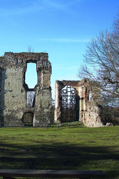 Fragment murów zamku od wschodu. Fot. Andrzej Bednarz
