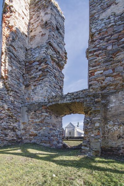 Mury zamkowe i kościól. Fot. Andrzej Bednarz