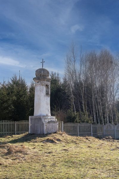 Słup Świętej Anny w pobliżu drogi do Tarczka. Fot. Andrzej Bednarz
